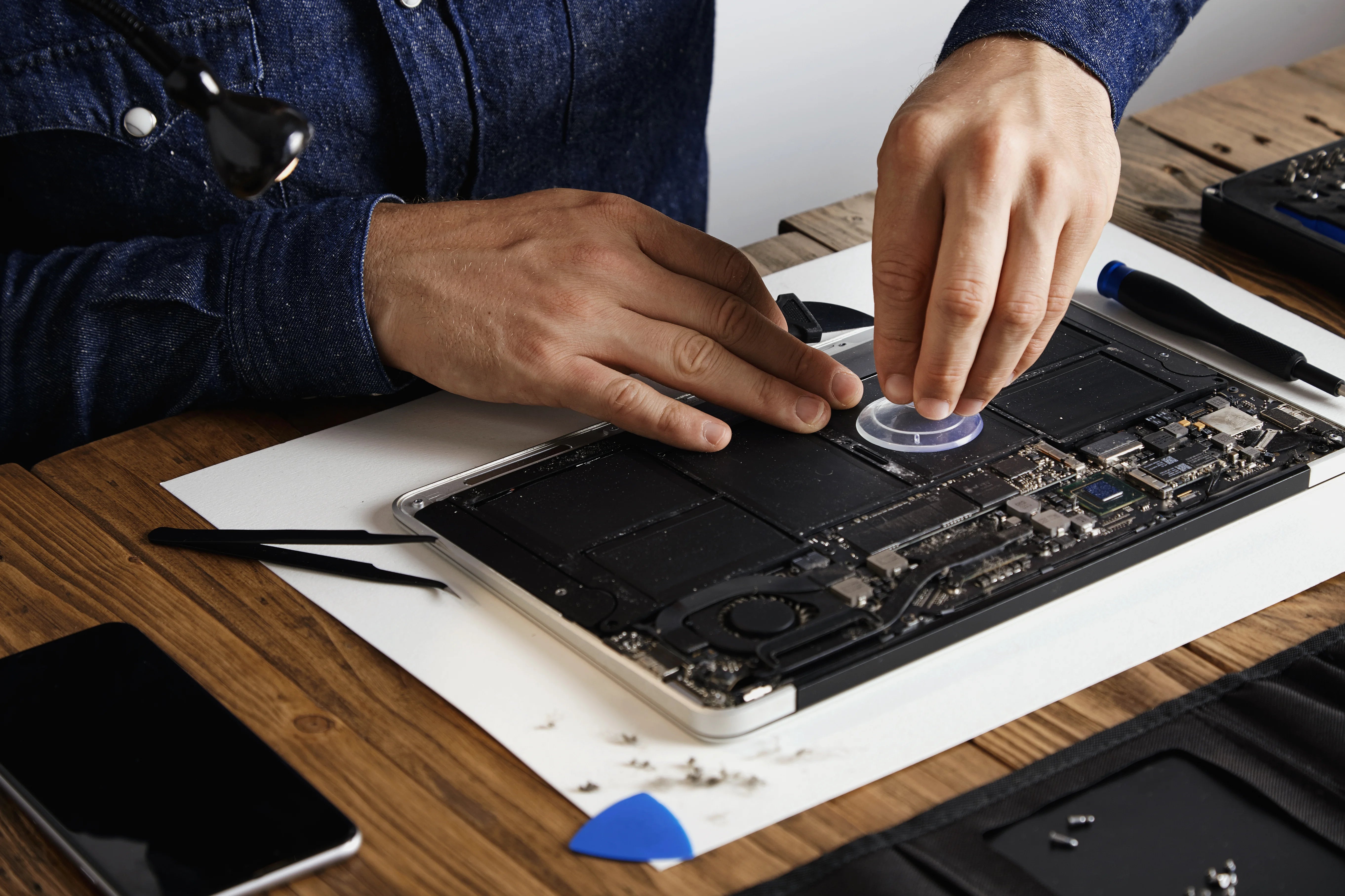 Tekniker arbejder med MacBook-komponenter