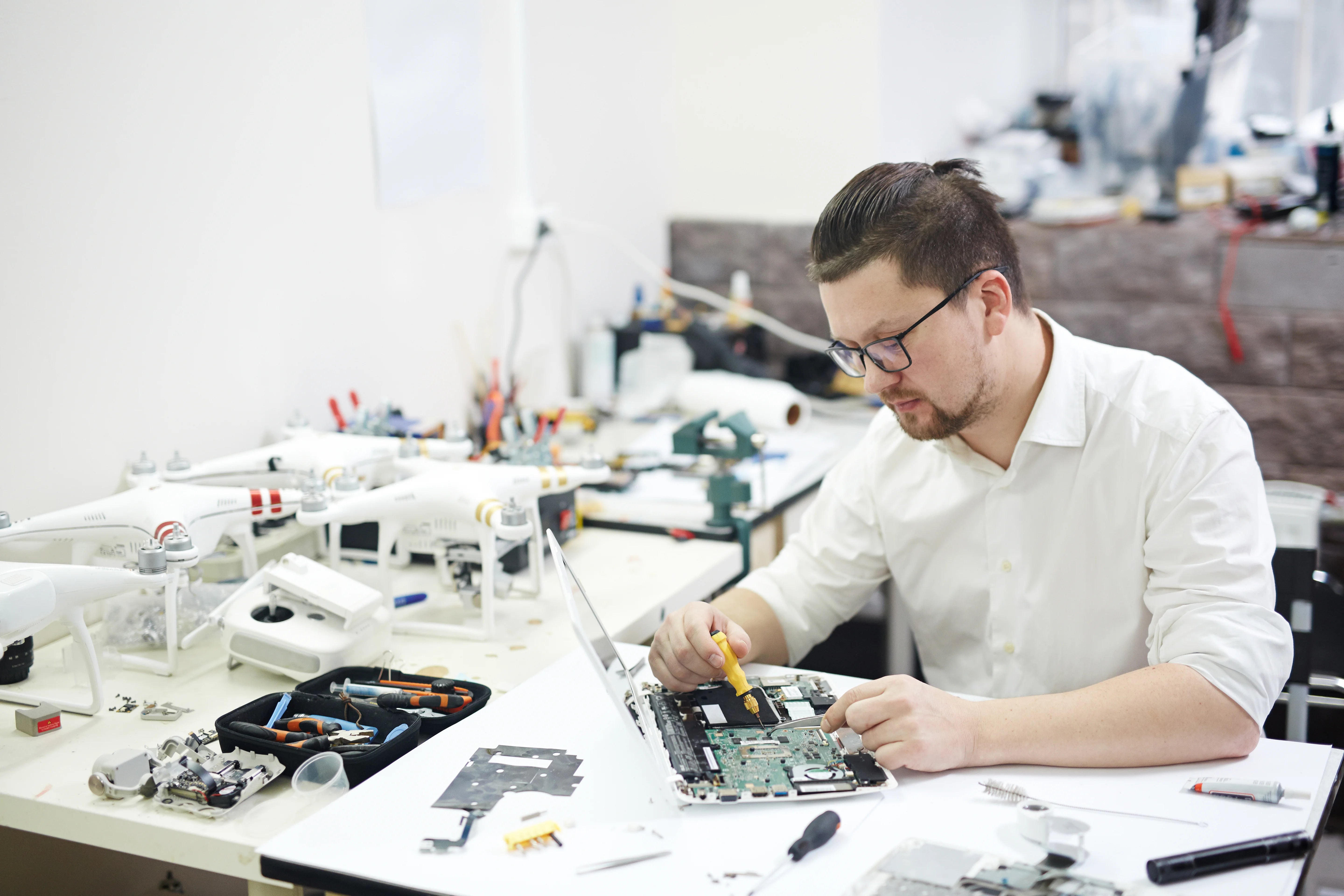 MacBook under reparation i værksted